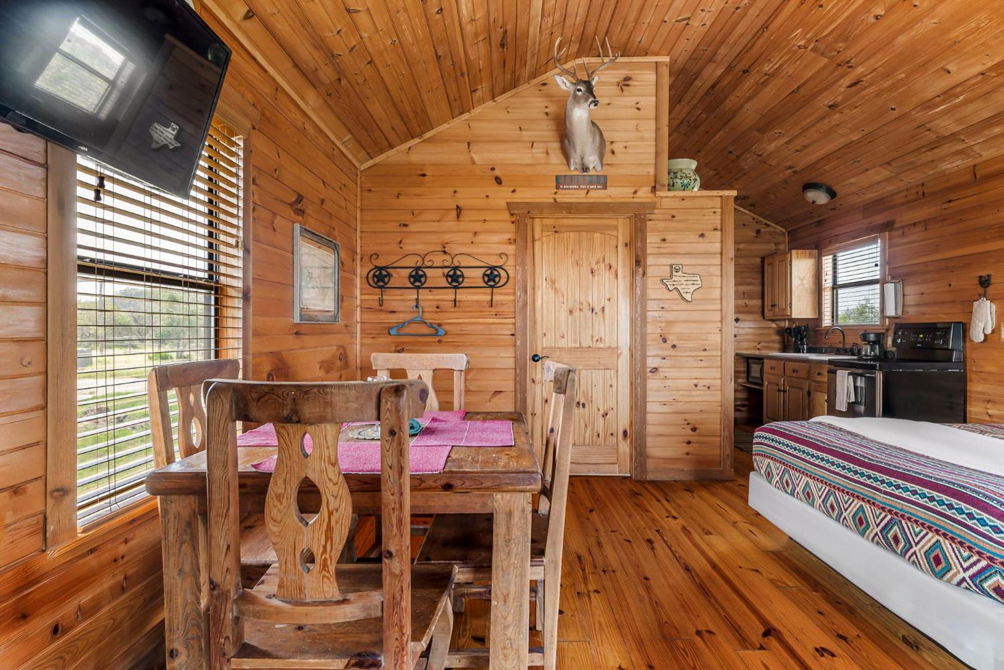 Enchanted Rockview Cabins Crabapple Værelse billede