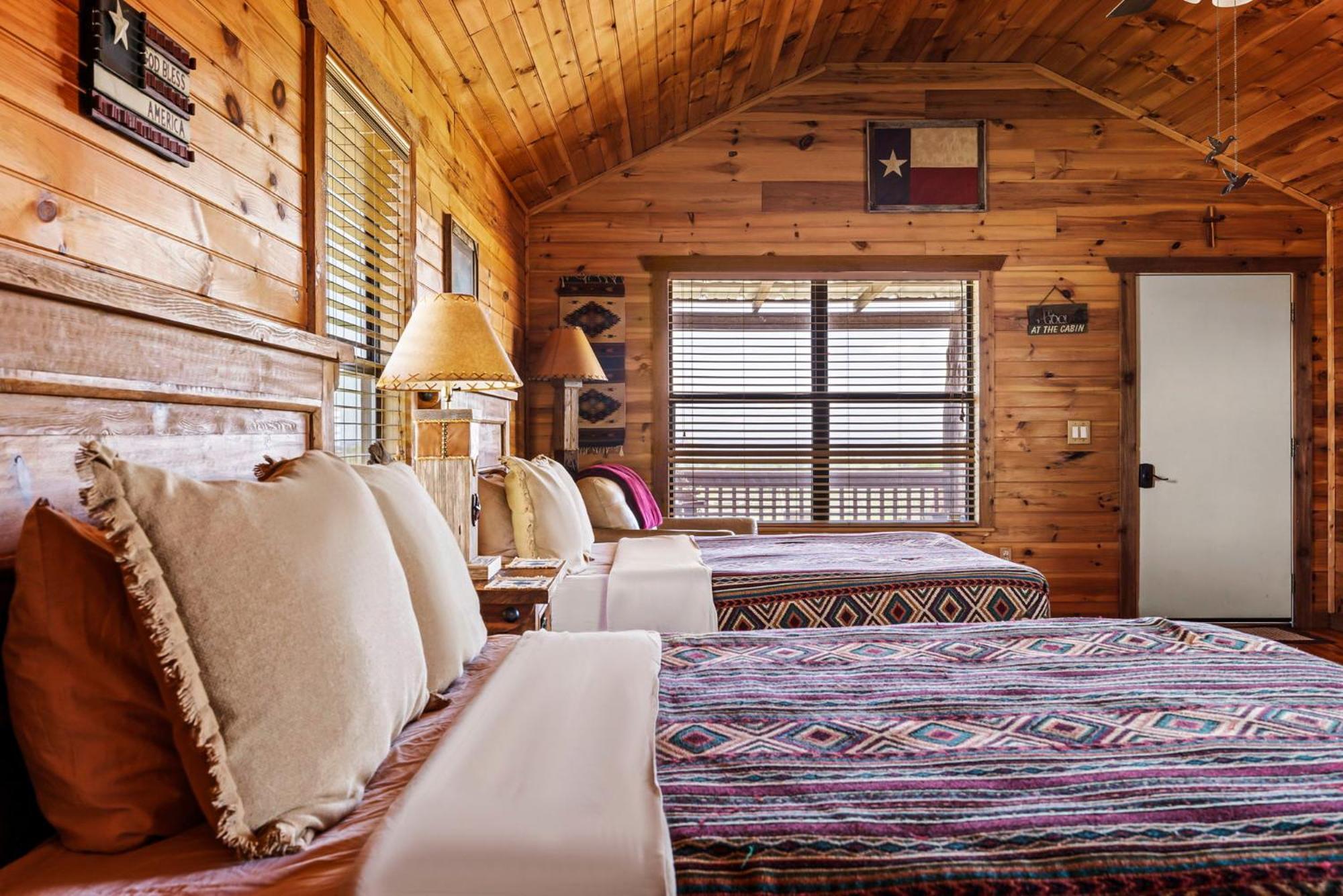 Enchanted Rockview Cabins Crabapple Værelse billede